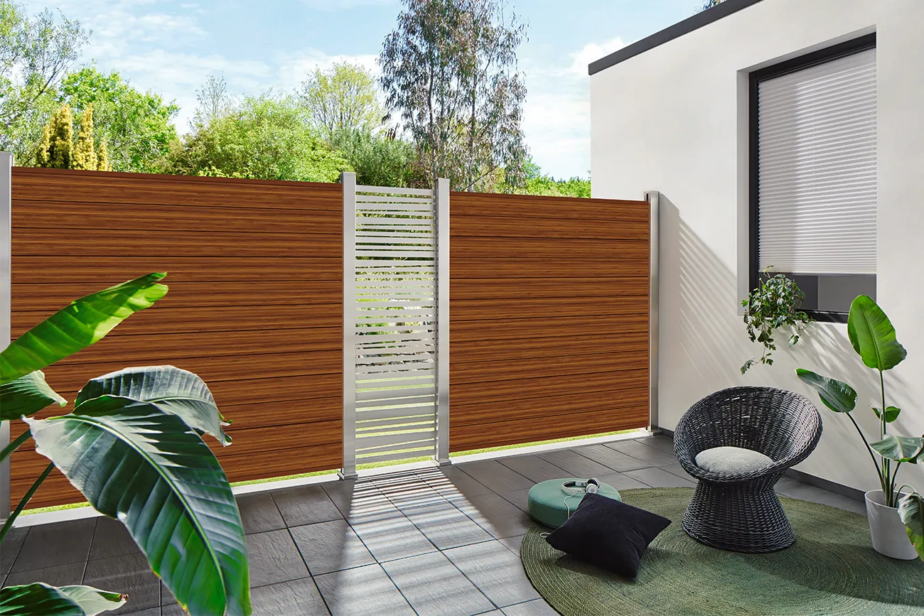 Terraspalissade van aluminium in bamboekleur.